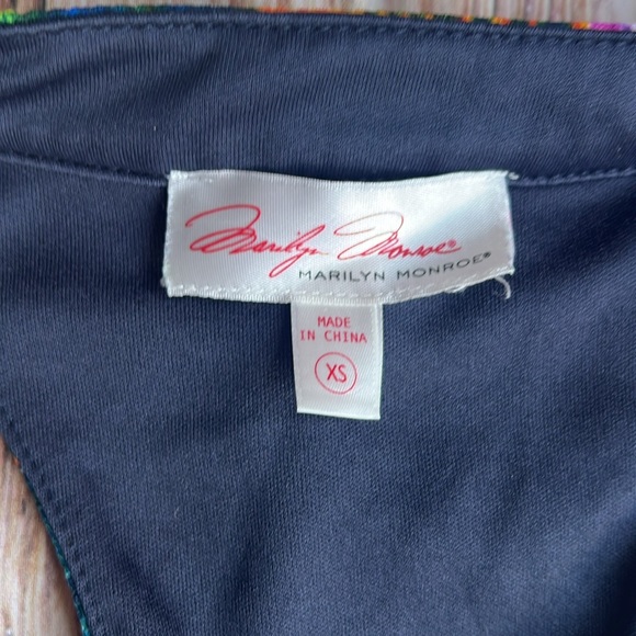 💚 Marilyn Monroe Floral print front zip crop top - Picture 3 of 3